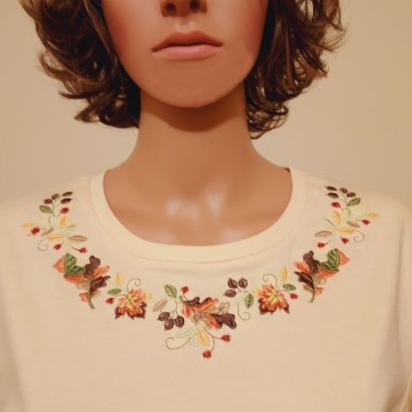 NIKKI Soft Sand Embroidered Multi Floral at below Neckline Top Size S NWT - Picture 2 of 6